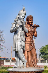 Obraz premium Big statue of Lord Radha Krishna near Delhi International airport, Delhi, India, Lord Krishna and Radha big statue touching sky at main highway Mahipalpur, Delhi