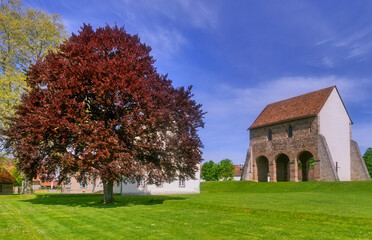 Kirchenfragment auf dem Gelände des UNESCO Weltkulturerbes Kloster Lorsch in Hessen, Sueddeutschland, Deutschland, Europa.