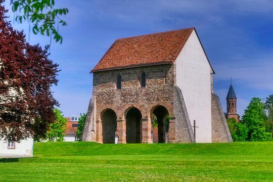 Kirchenfragment auf dem Gel&auml;nde des UNESCO Weltkulturerbes Kloster Lorsch in Hessen, Sueddeutschland, Deutschland, Europa.