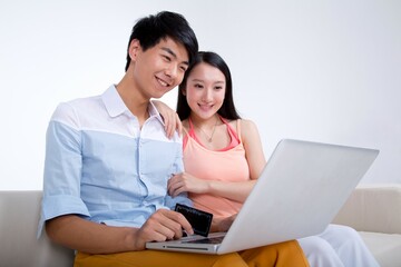 Take young lovers to use a laptop with a bank card