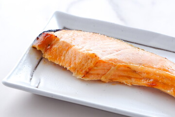 鮭を西京味噌に漬け込んで焼いた、香ばしいみその風味が食欲をそそる日本料理、鮭の西京焼き
