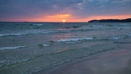 Sonnenaufgang an der Ostsee, Strand mit Wellen auf der Insel Rügen, Ostseebad Binz, Mecklenburg...