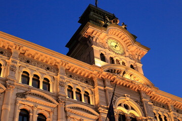 Particolare del palazzo del Municipio a Trieste, di sera, con le luci