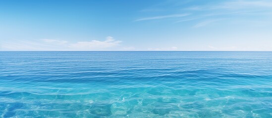 Obraz premium The gorgeous scenery features a captivating combination of a clear blue sky and an endless expanse of blue sea Copy space image