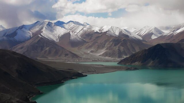 The white sand shores of Bulungkol lake along the Karakoram highway, Xinjiang, China, 4K