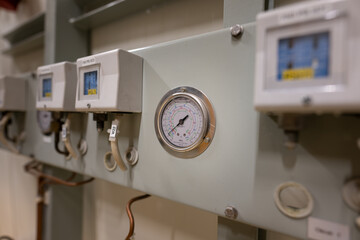 Manual pressure indicator and fuse unit.