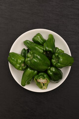 皿に盛り付けたピーマン