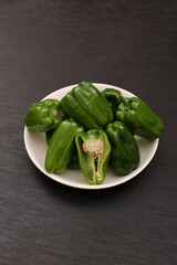 皿に盛り付けたピーマン