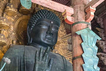 奈良の東大寺の大仏殿に鎮座する巨大な大仏