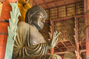 毎年膨大な観光客が訪れる奈良の大仏