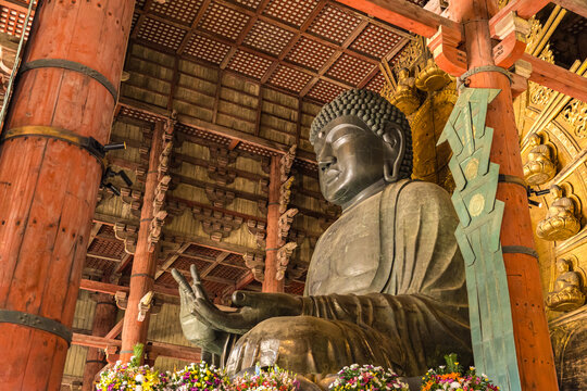 日本の奈良県にある東大寺の大仏がいる大仏殿の風景