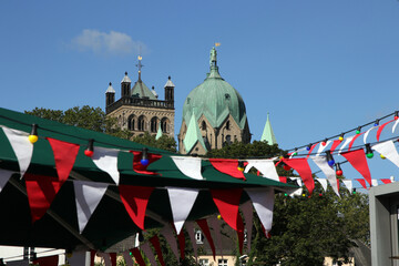 quirinusmünster und rot weisse wimpelketten zum schützenfest in neuss