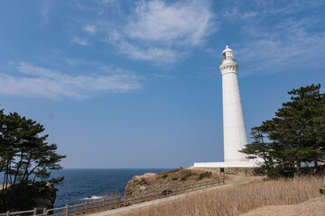 日本海の沿岸に建つ出雲日御碕灯台