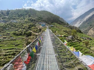 Puente colgante en el camino al campo base del Annapurna en Nepal