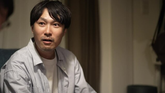 自宅で誰かと話す男性
