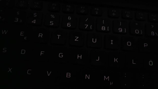 effektvoll animierte farbig leuchtende Computertastatur, PC, Laptop, Notebook, LED, Nahaufnahme, Alphabet, Text, Tasten, Buchstaben