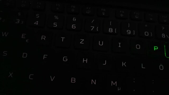 effektvoll animierte farbig leuchtende Computertastatur, PC, Laptop, Notebook, LED, Nahaufnahme, Alphabet, Text, Tasten, Buchstaben