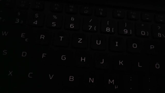 effektvoll animierte farbig leuchtende Computertastatur, PC, Laptop, Notebook, LED, Nahaufnahme, Alphabet, Text, Tasten, Buchstaben