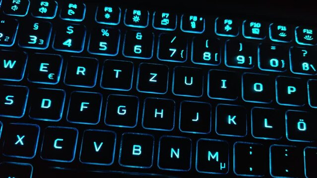 effektvoll animierte farbig leuchtende Computertastatur, PC, Laptop, Notebook, LED, Nahaufnahme, Alphabet, Text, Tasten, Buchstaben