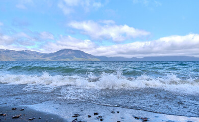 激しい波の支笏湖 / Lake Shikotsu with heavy waves