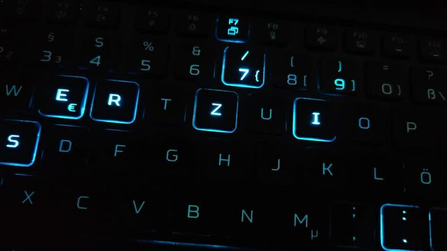 effektvoll animierte farbig leuchtende Computertastatur, PC, Laptop, Notebook, LED, Nahaufnahme, Alphabet, Text, Tasten, Buchstaben