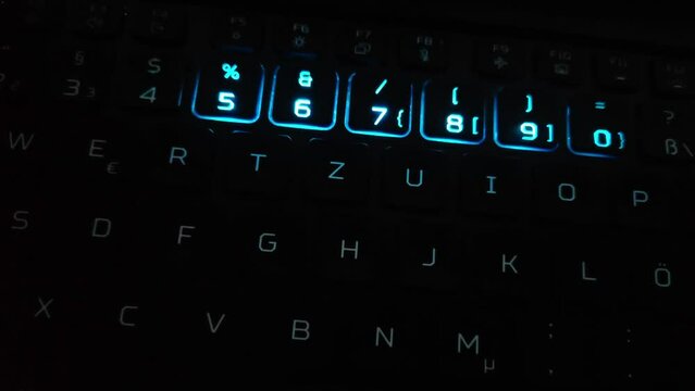 effektvoll animierte farbig leuchtende Computertastatur, PC, Laptop, Notebook, LED, Nahaufnahme, Alphabet, Text, Tasten, Buchstaben
