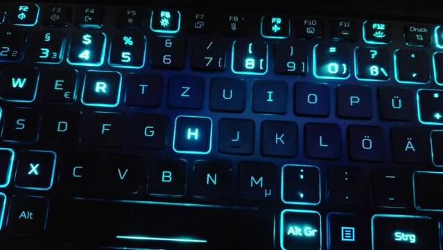 effektvoll animierte farbig leuchtende Computertastatur, PC, Laptop, Notebook, LED, Nahaufnahme, Alphabet, Text, Tasten, Buchstaben