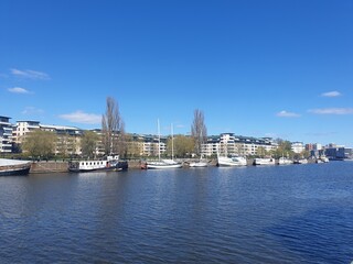 Naklejka premium Waterfront of Stockholms Södermalm in the sun (photographed from Hammarby Sjöstad)
