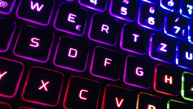 effektvoll animierte farbig leuchtende Computertastatur, PC, Laptop, Notebook, LED, Nahaufnahme, Alphabet, Text, Tasten, Buchstaben