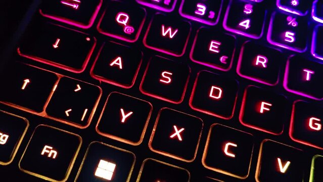 effektvoll animierte farbig leuchtende Computertastatur, PC, Laptop, Notebook, LED, Nahaufnahme, Alphabet, Text, Tasten, Buchstaben, B&uuml;ro