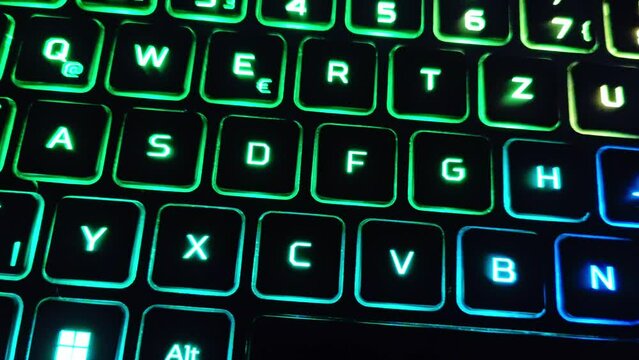 effektvoll animierte farbig leuchtende Computertastatur, PC, Laptop, Notebook, LED, Nahaufnahme, Alphabet, Text, Tasten, Buchstaben, B&uuml;ro