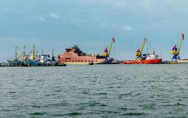 Obraz premium A view from afar of a shipyard with ships.