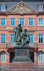 Das Gebrüder Grimm Denkmal vor dem Rathaus in Hanau, Hessen, Deutschland, Europa.