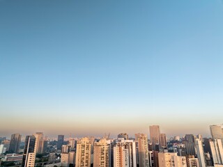 Obraz premium Fotos aéreas da região do Brooklin em São Paulo. Zona Sul, ao amanhecer, e também o skyline dos prédios mais modernos.