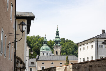 Fototapeta premium Stiftskirche Sankt Peter in der Altstadt von Salzburg