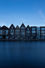 Vue frontale des maisons d'Amsterdam aux Pays Bas. Au bord de l'eau. 