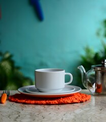 Além dos utensílios básicos, a mesa posta pode incluir elementos decorativos, como sousplats, porta-guardanapos