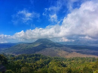 Obraz premium mountain view covered in clouds with a clear blue sky