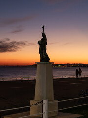 Statue de la liberté sur la promenade des Anglais, le soir