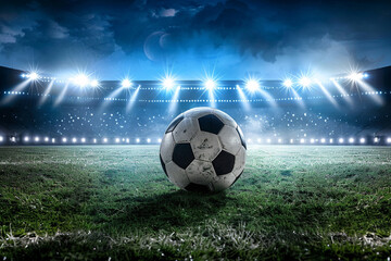 Fussball auf dem Fussballrasen in einem Stadion bei Flutlicht in der Nacht, Hintergrund Banner mit Textfreiraum