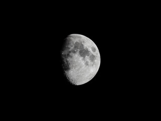 Luna creciente sobre fondo negro