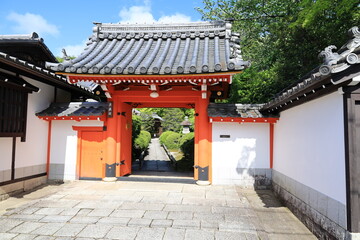 Obraz premium A Japanese temple in Kyoto : a scene of the entrance gate to Eisho-in Subordinate Temple in the precincts of Konkai-komyo-ji Temple