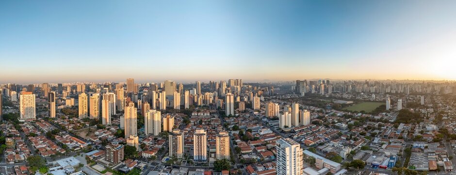Fotos a&eacute;reas da regi&atilde;o do Brooklin em S&atilde;o Paulo. Zona Sul, ao amanhecer, e tamb&eacute;m o skyline dos pr&eacute;dios mais modernos.