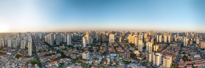 Fotos a&eacute;reas da regi&atilde;o do Brooklin em S&atilde;o Paulo. Zona Sul, ao amanhecer, e tamb&eacute;m o skyline dos pr&eacute;dios mais modernos.