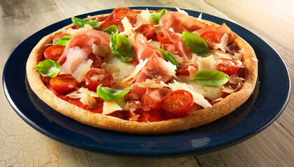 Toskana Titelpizza, Italien, Pizza, Tomaten, Parmesan, Basilikum, 