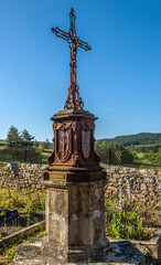 Fototapeta premium Croix tombale dans le causse de Sauveterre à La Capelle, Lozère, France