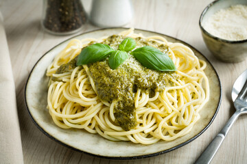 Spaghetti mit grünem Pesto