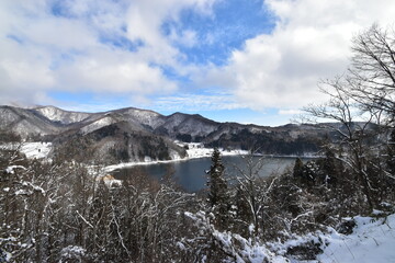 壮大な山脈に囲まれた、真冬の秘境の湖