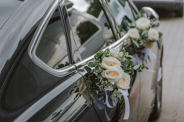 Auto ozdobione do ślubu kwiatami © Studio Migafka