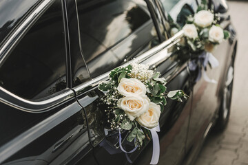 Auto ozdobione do ślubu kwiatami © Studio Migafka